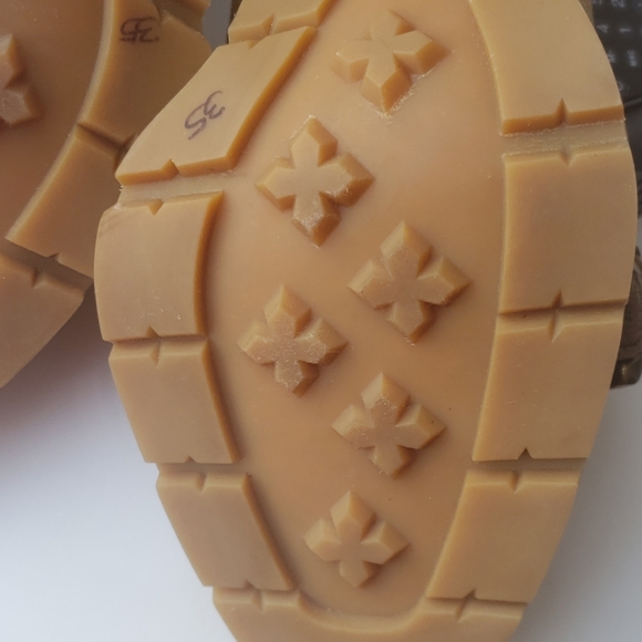 NWOT- Michael Kors shoes - Picture 6 of 8